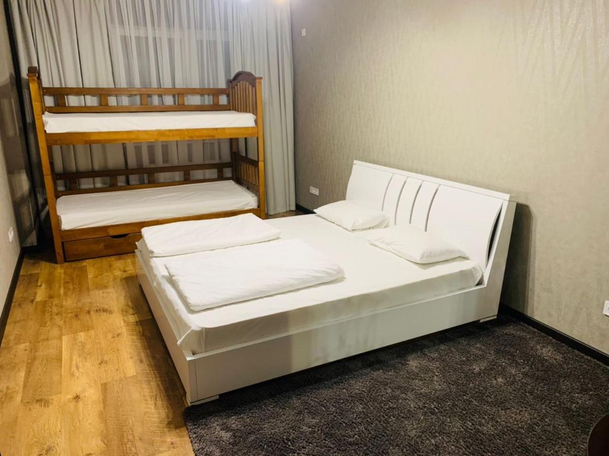Voskresenska 18 , парковые озера Apartment