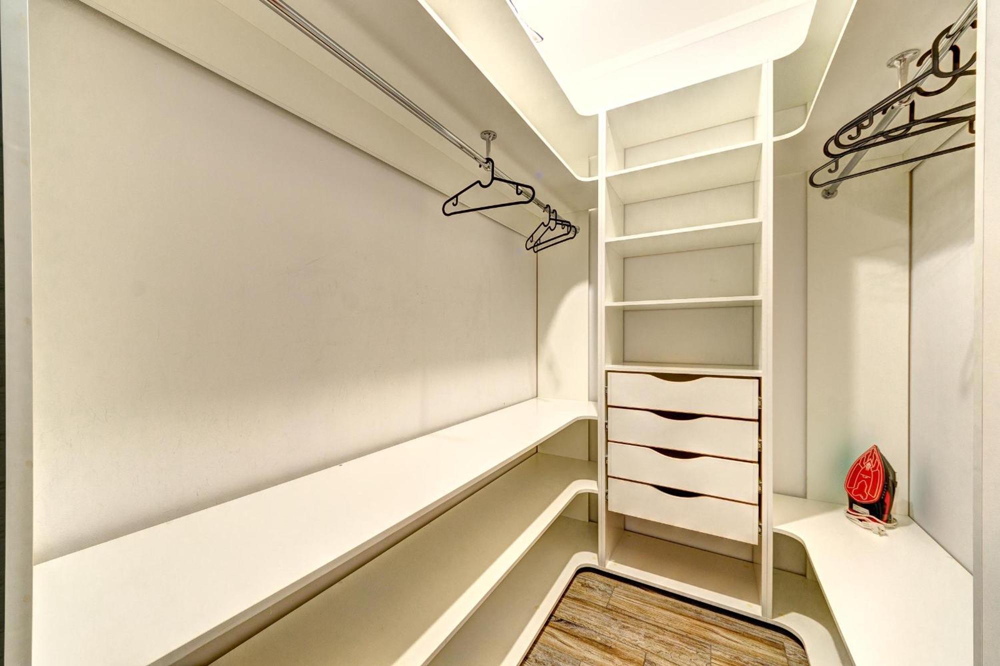 Voskresenska 18 , парковые озера Apartment *