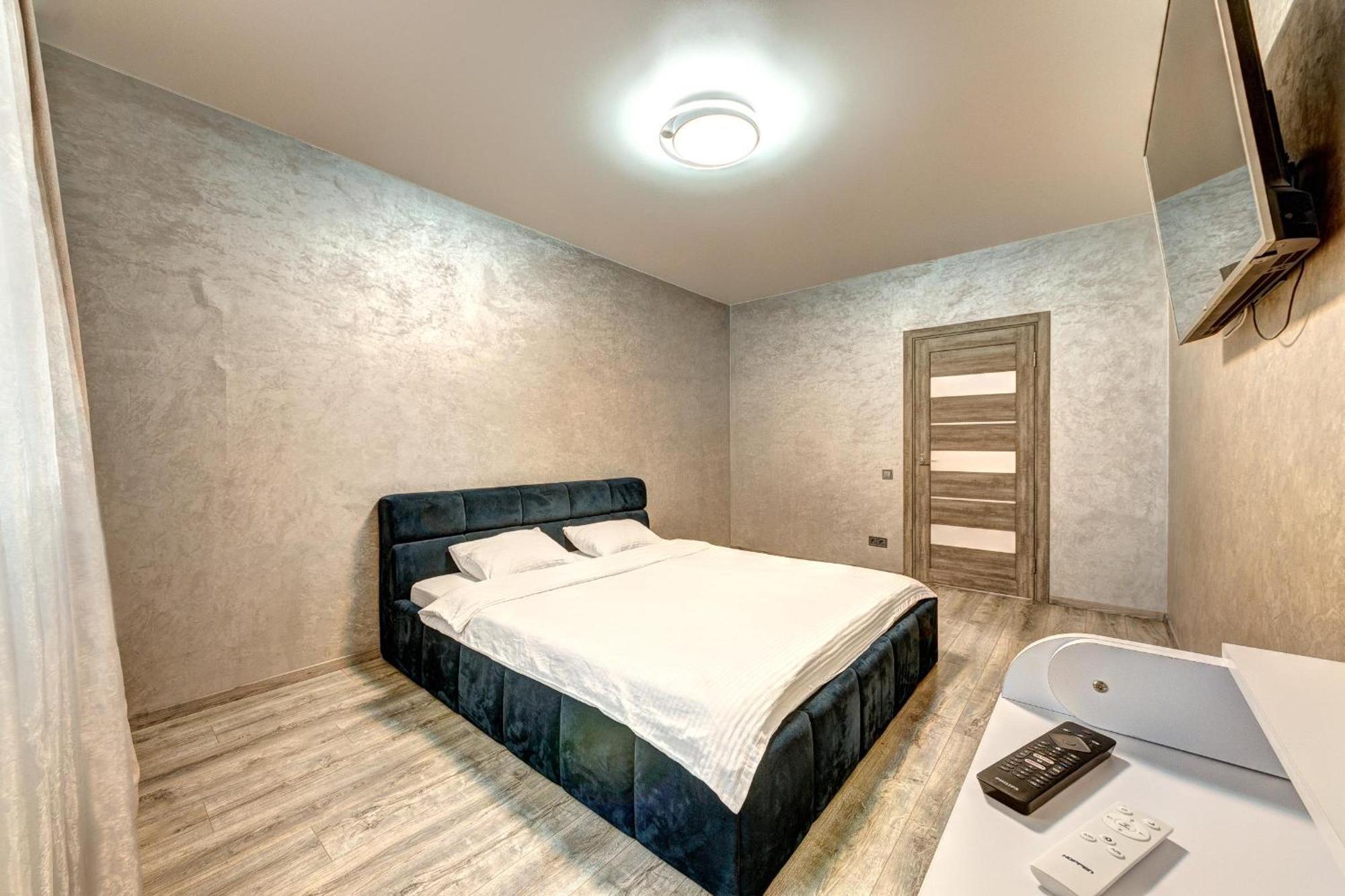 Apartment Voskresenska 18 , парковые озера *
