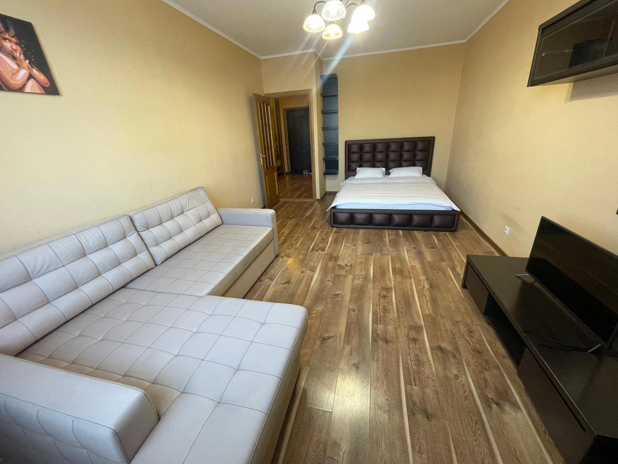 Apartment Voskresenska 18 , парковые озера *