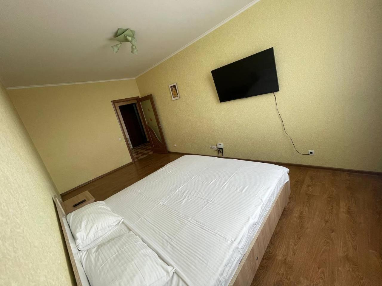 Apartment Voskresenska 18 , парковые озера *