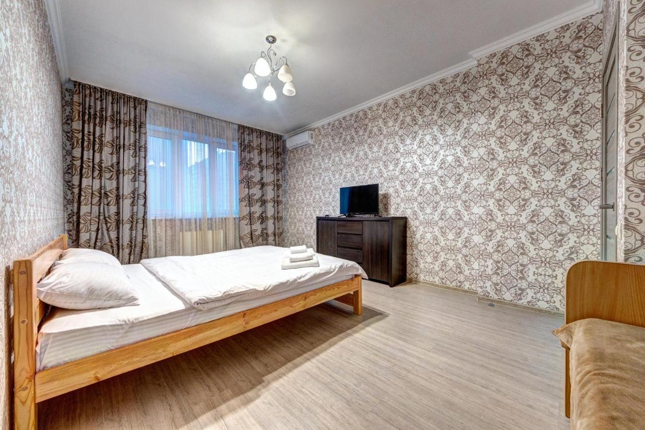 Voskresenska 18 , парковые озера *