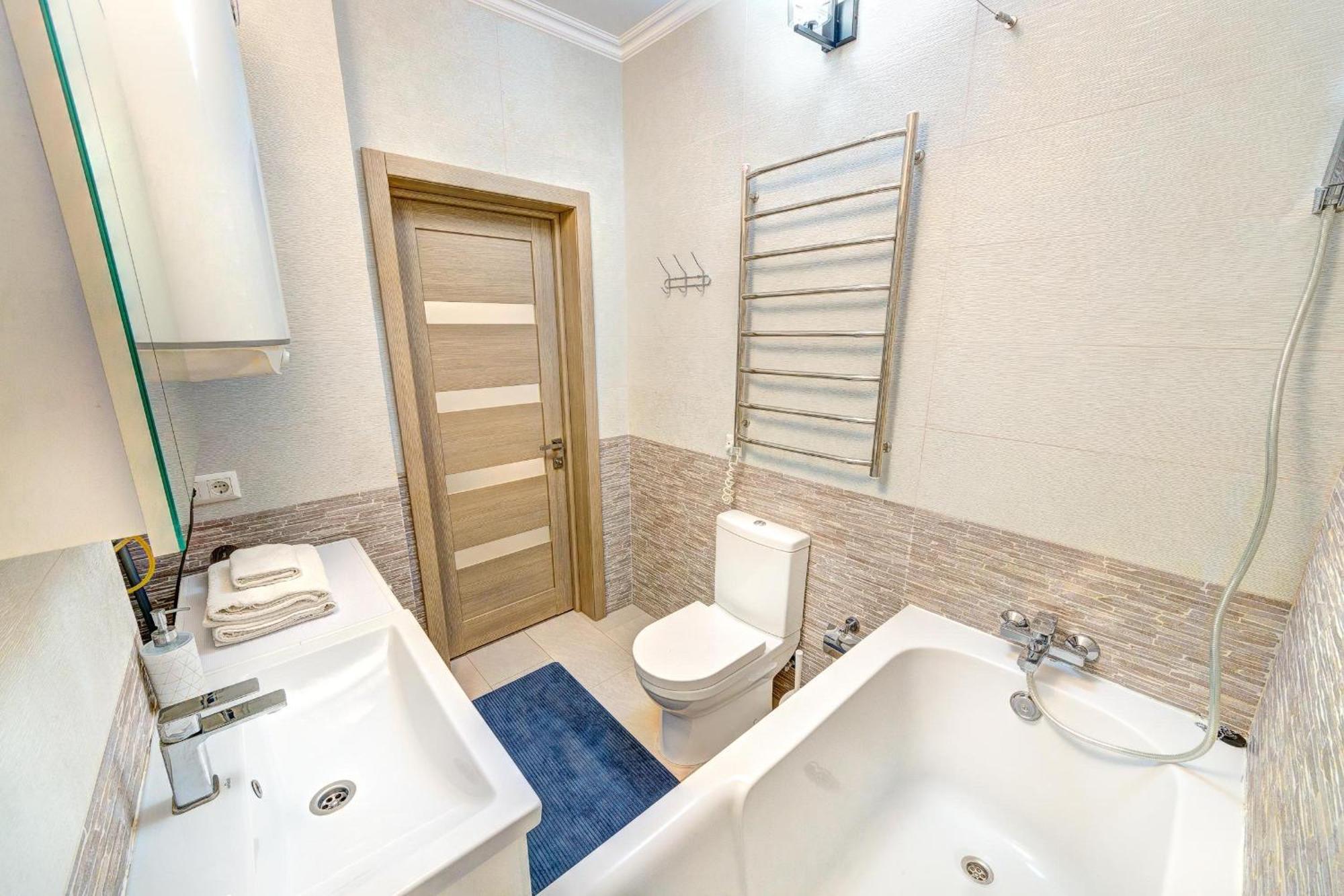 Apartment Voskresenska 18 , парковые озера *