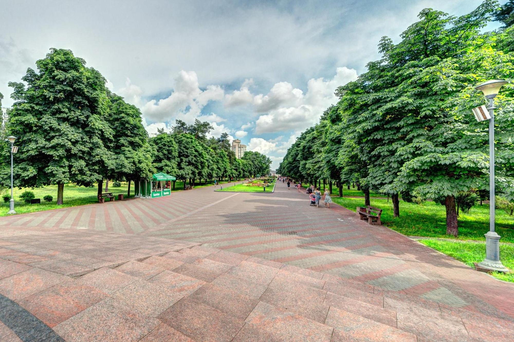 Voskresenska 18 , парковые озера