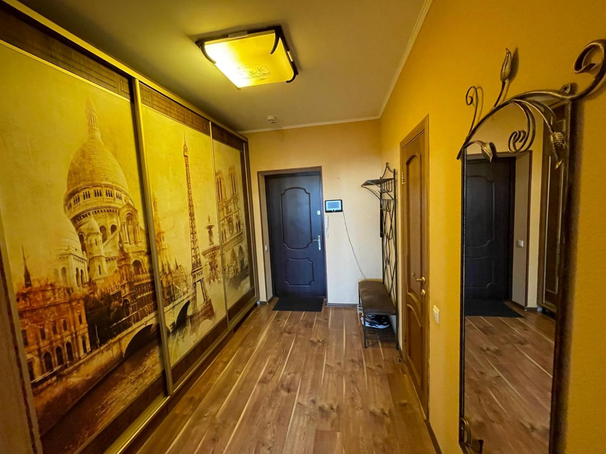 Apartment Voskresenska 18 , парковые озера *