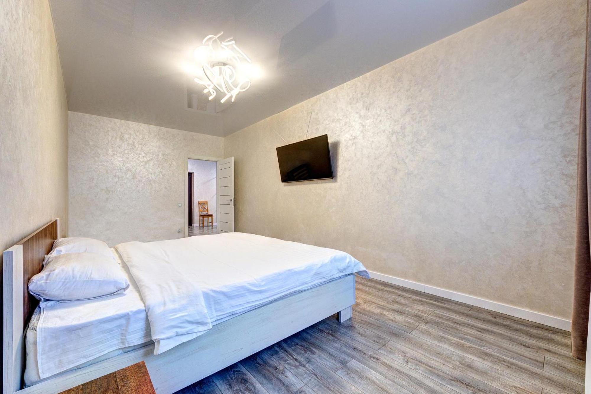 Voskresenska 18 , парковые озера Apartment *